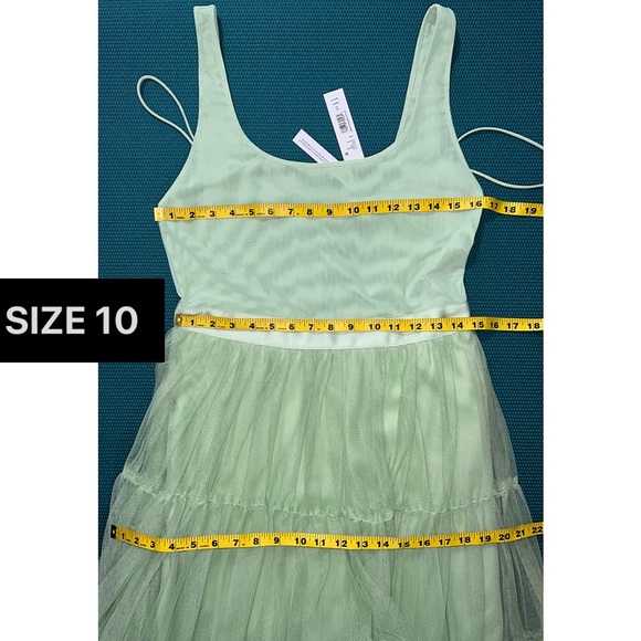 Alice + Olivia Chara Scoop Neck Green Tulle Midi Dress - Picture 13 of 16